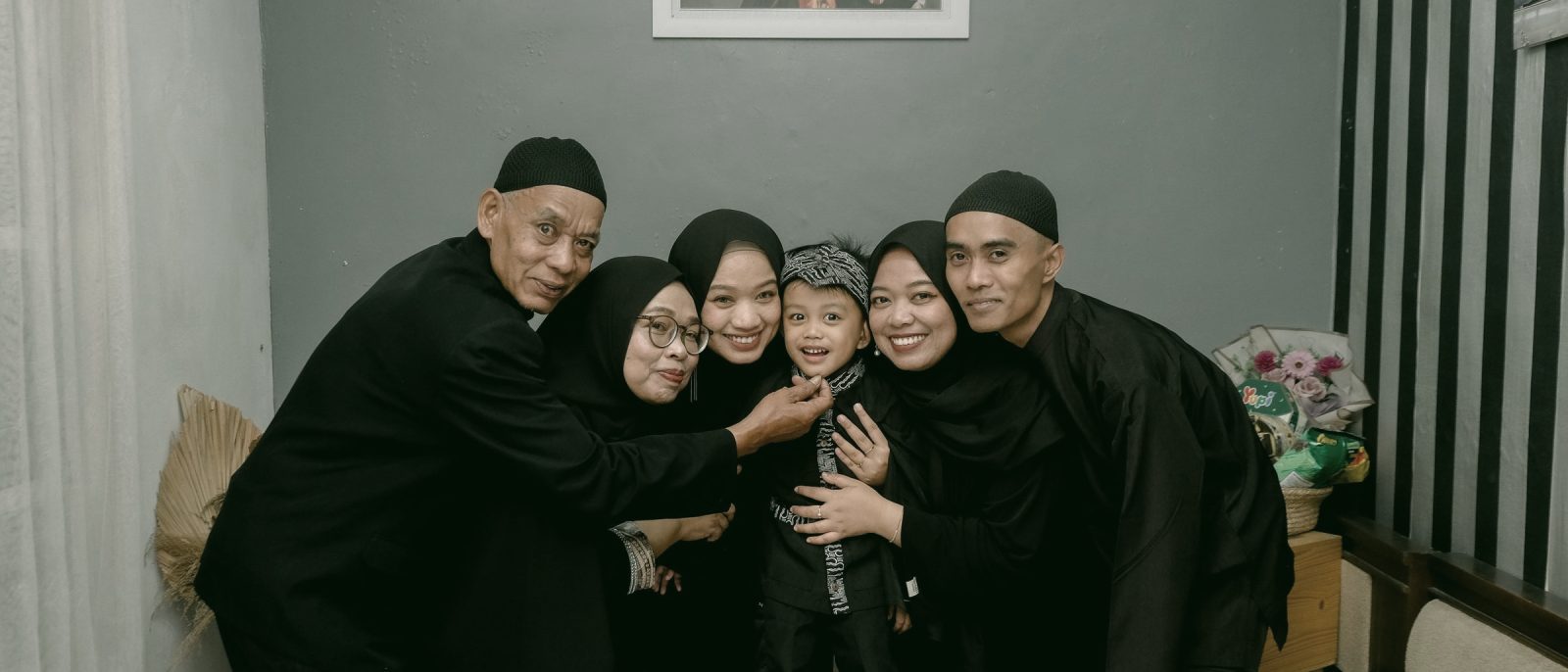 Tiga generasi sebuah keluarga berkumpul di rumah
