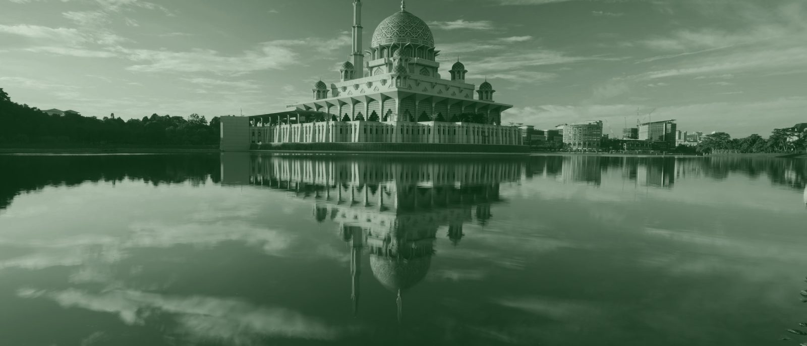 Masjid Putra, Putrajaya, dilihat dari tasik